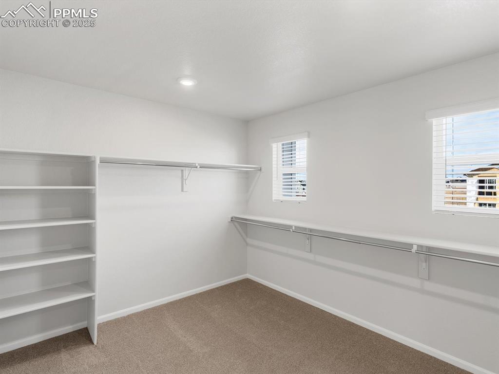 Image 20 of 25: Closet