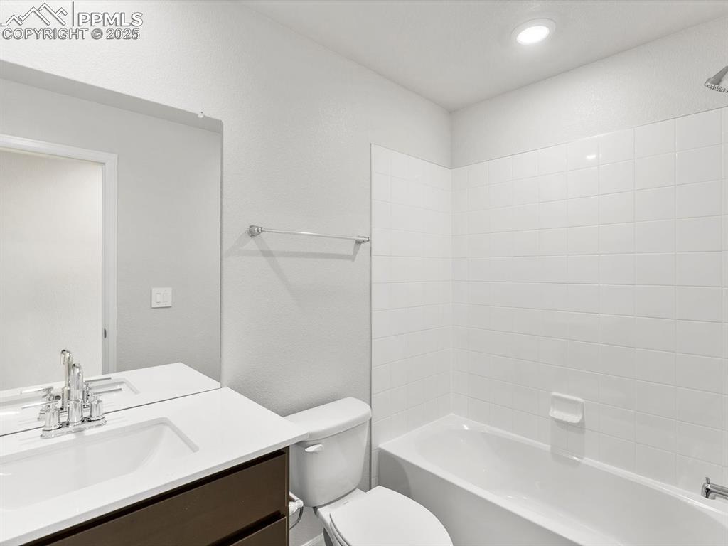 Image 22 of 25: Bathroom