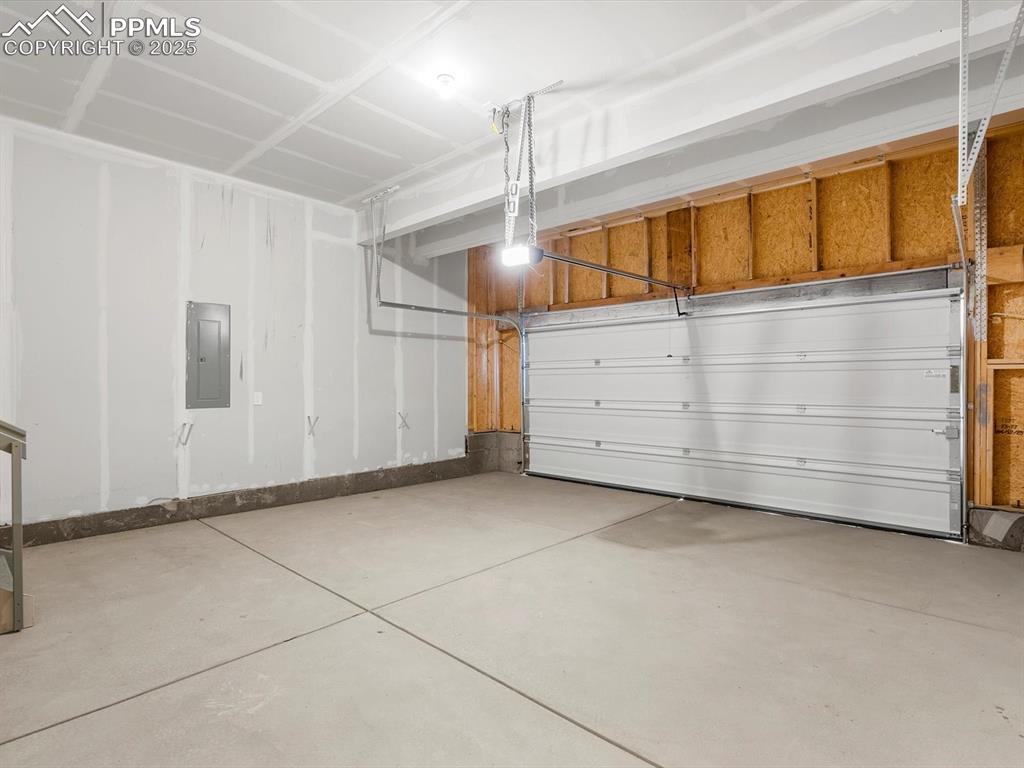 Image 25 of 25: Garage