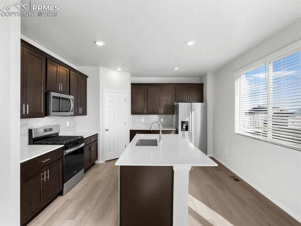 Image 4 of 25: Kitchen