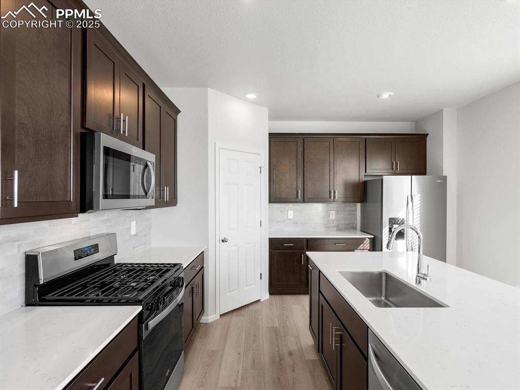 Image 5 of 25: Kitchen