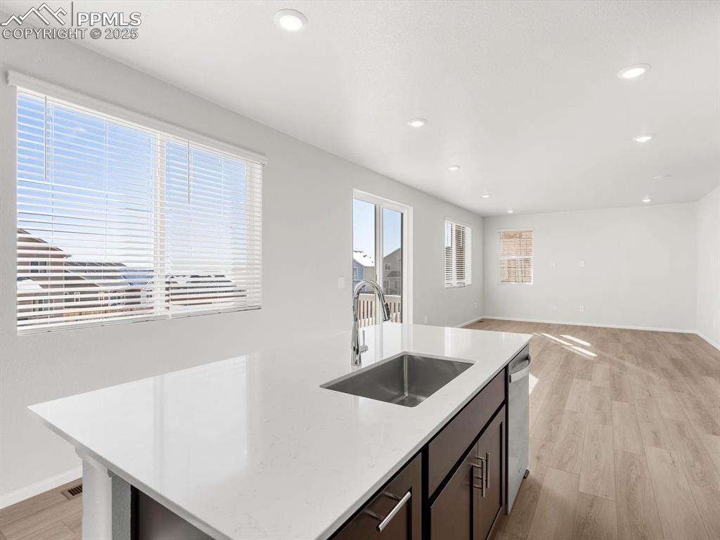 Image 7 of 25: Kitchen