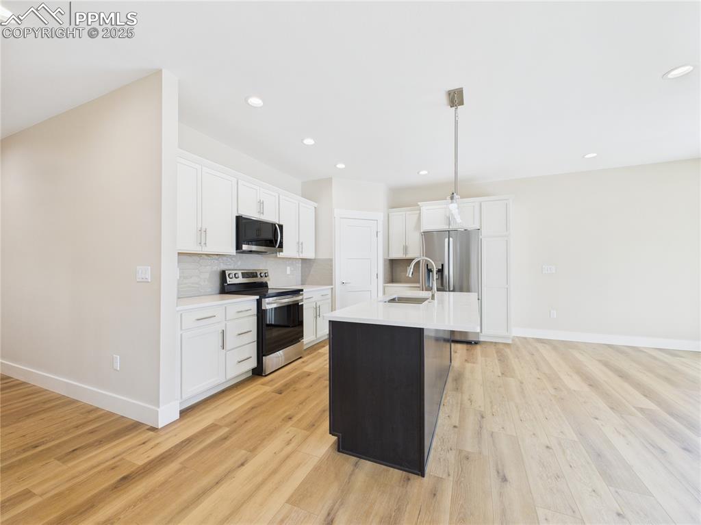 Image 13 of 36: Kitchen