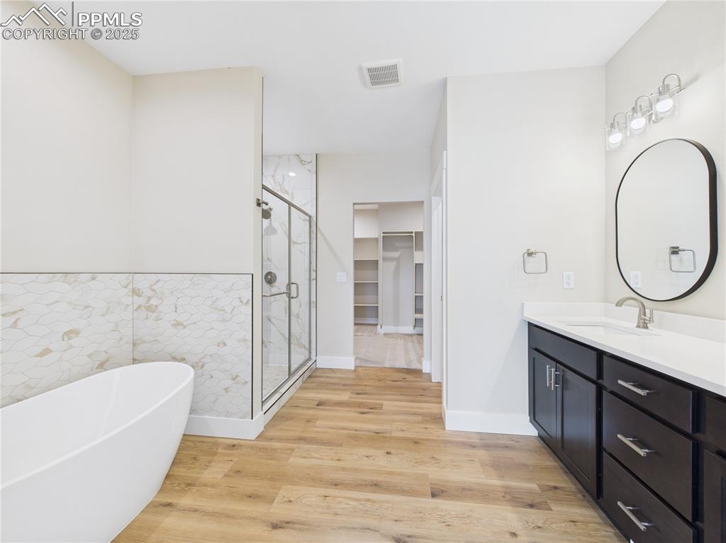 Image 27 of 36: Bathroom