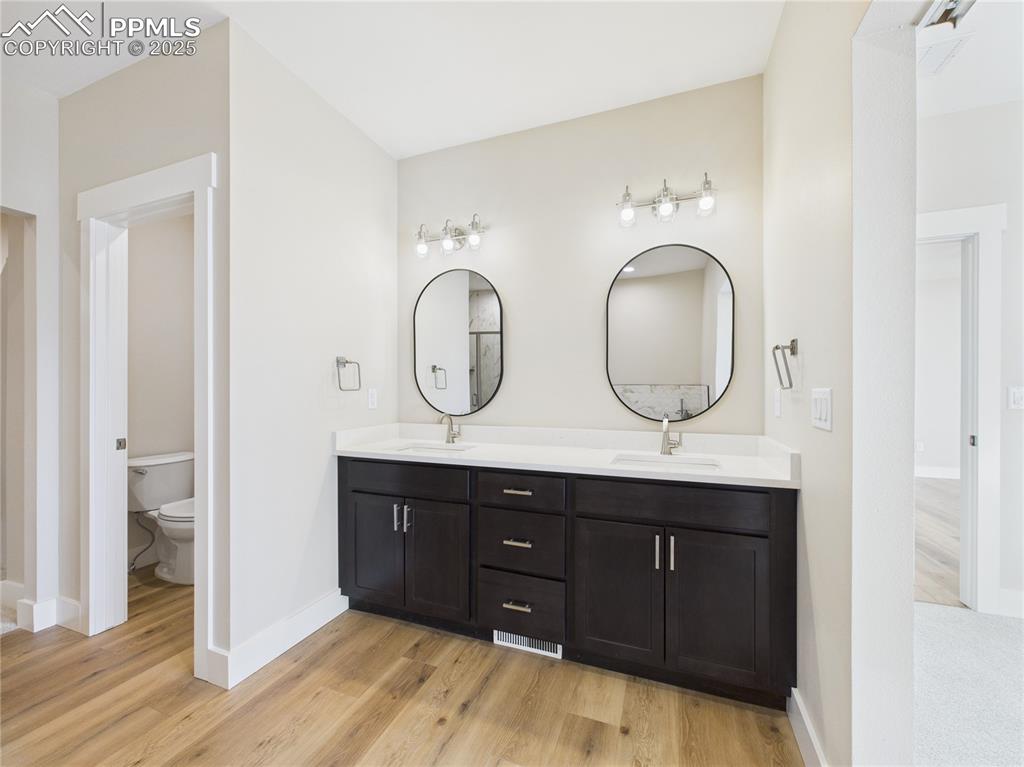 Image 28 of 36: Bathroom