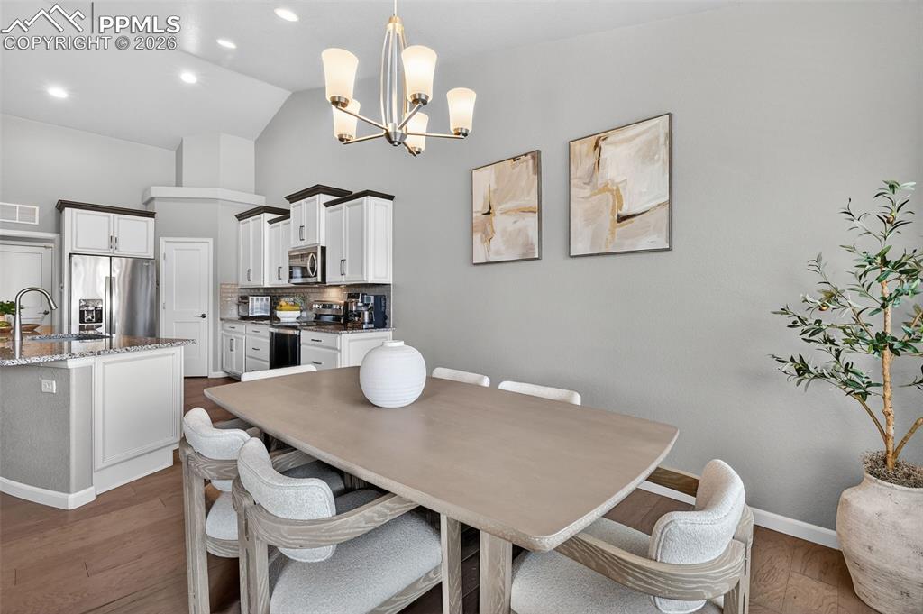 Image 14 of 31: Dining Area