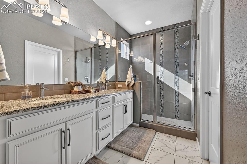 Image 19 of 31: Bathroom