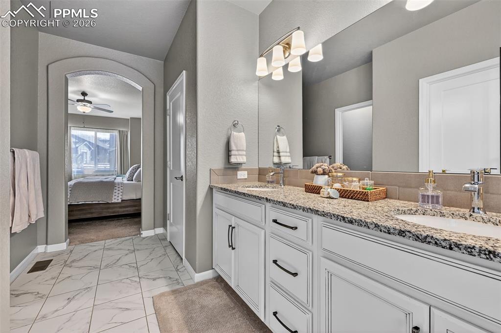 Image 20 of 31: Bathroom