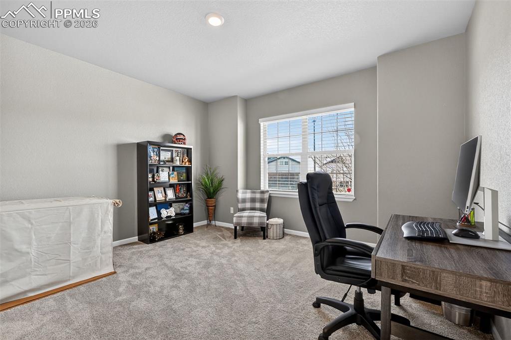 Image 21 of 31: Office