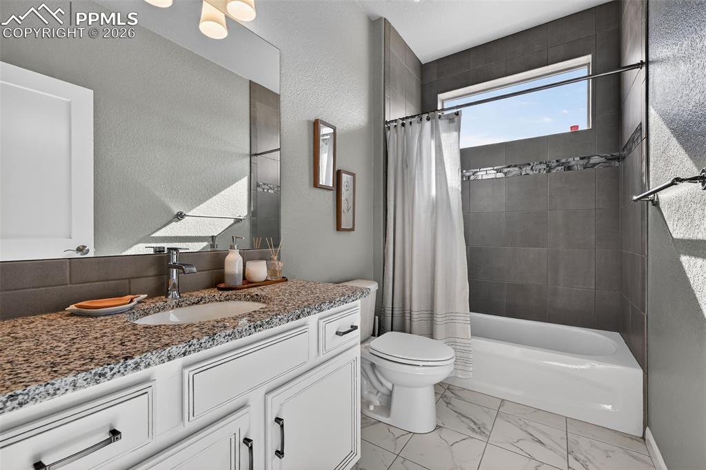 Image 22 of 31: Bathroom