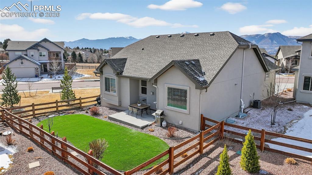 Image 6 of 31: Back of Structure