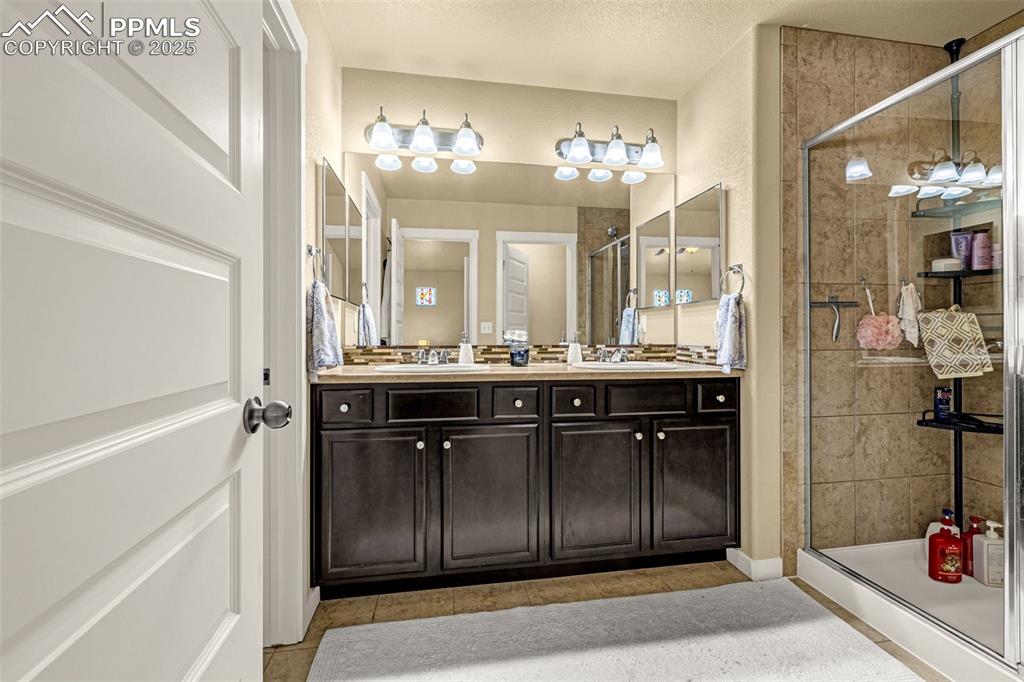 Image 18 of 39: Bathroom