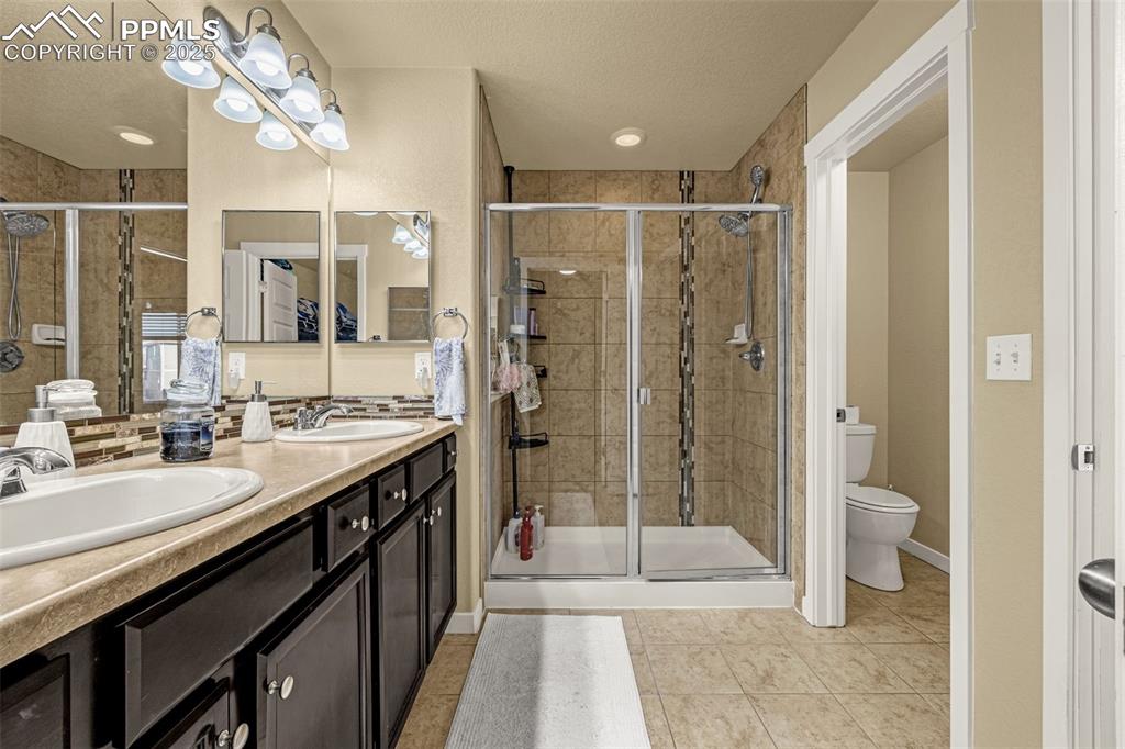 Image 19 of 39: Bathroom