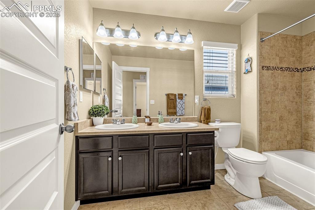 Image 24 of 39: Bathroom