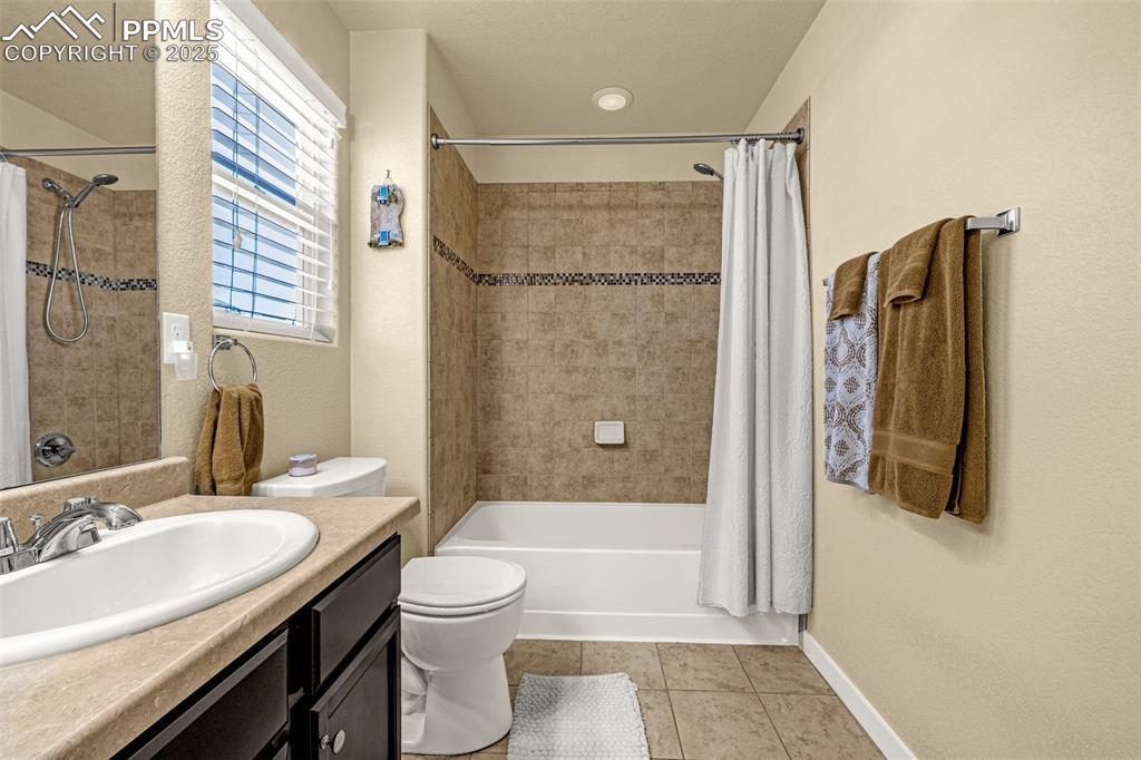 Image 25 of 39: Bathroom