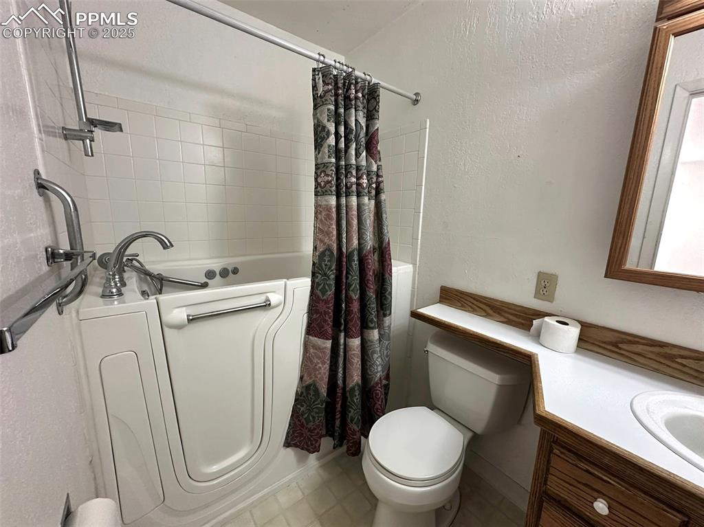 Image 12 of 23: Bathroom