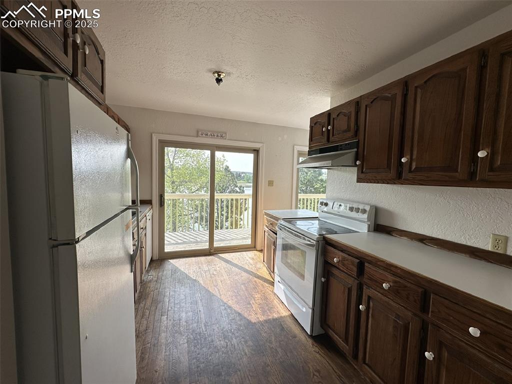 Image 8 of 23: Kitchen