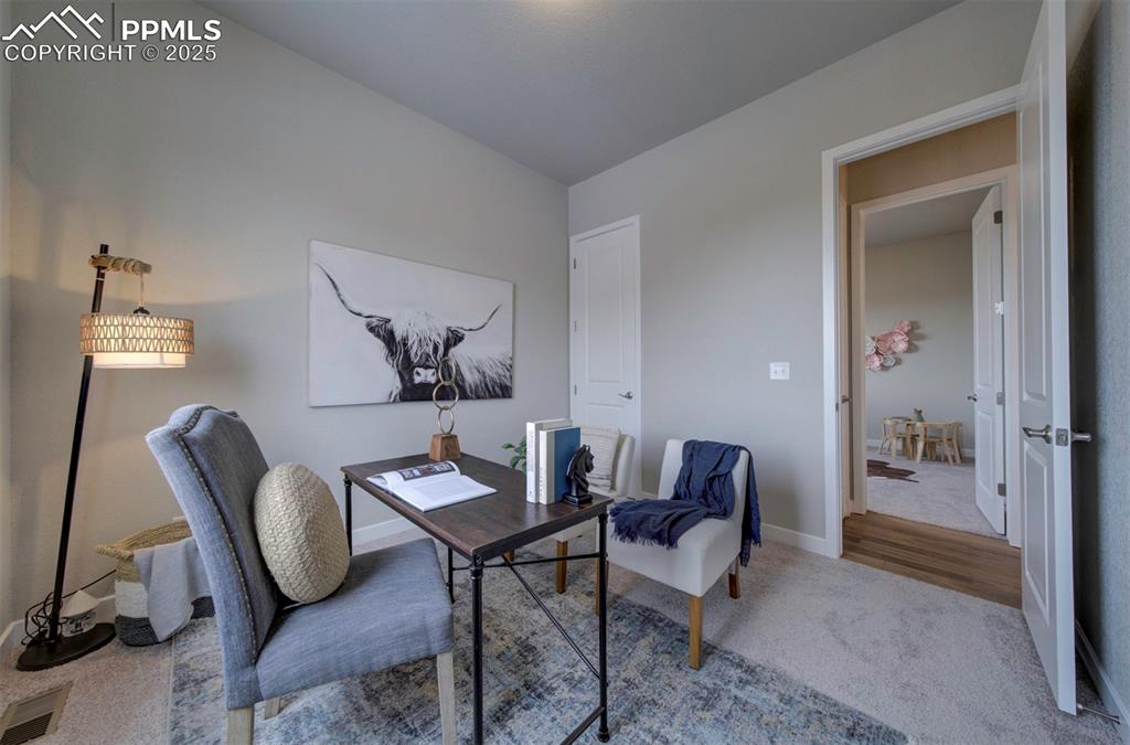 Image 29 of 36: Office