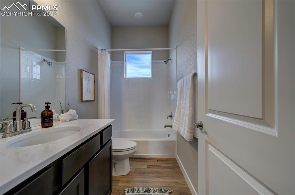 Image 34 of 36: Bathroom