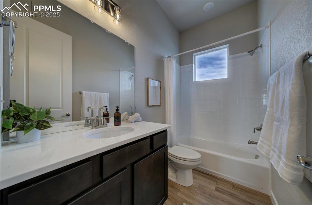 Image 35 of 36: Bathroom