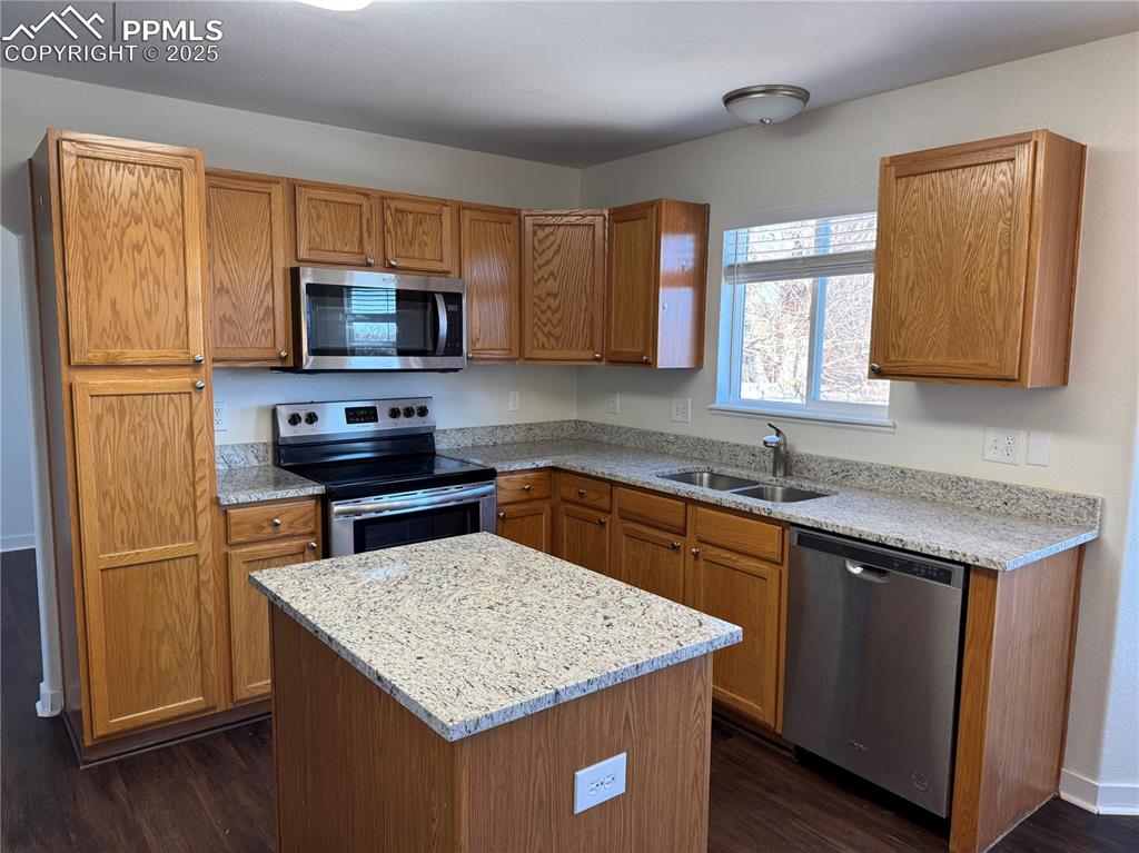 Image 3 of 19: Kitchen