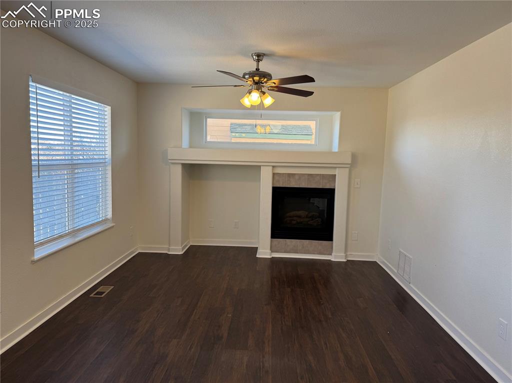 Image 4 of 19: Living Room