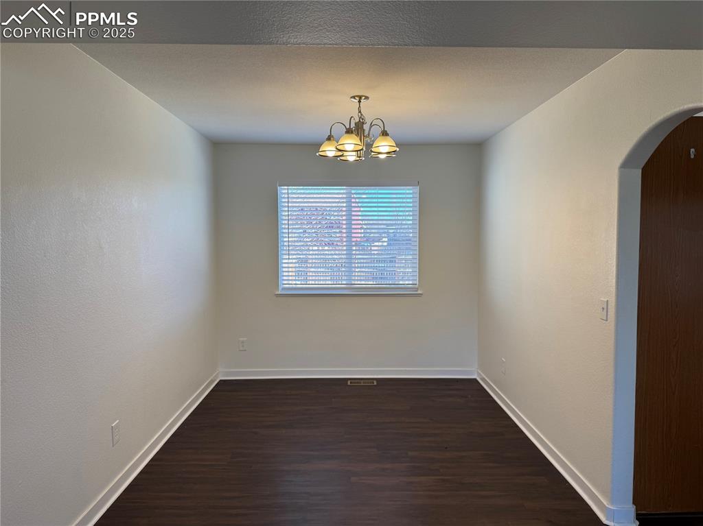 Image 6 of 19: Dining Area