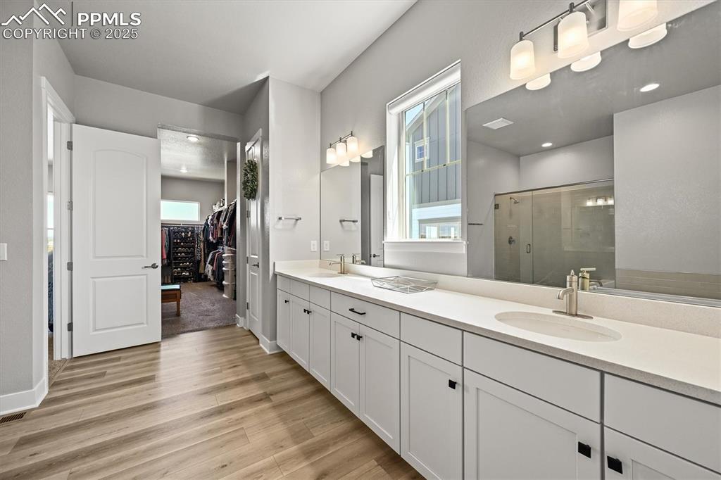 Image 19 of 47: Bathroom