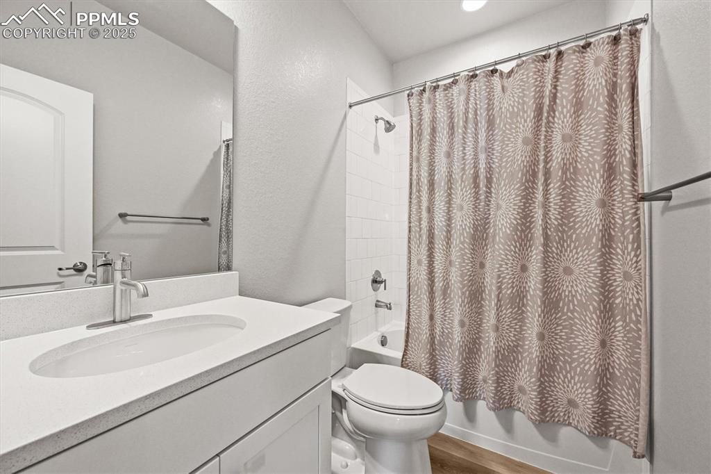 Image 23 of 47: Bathroom