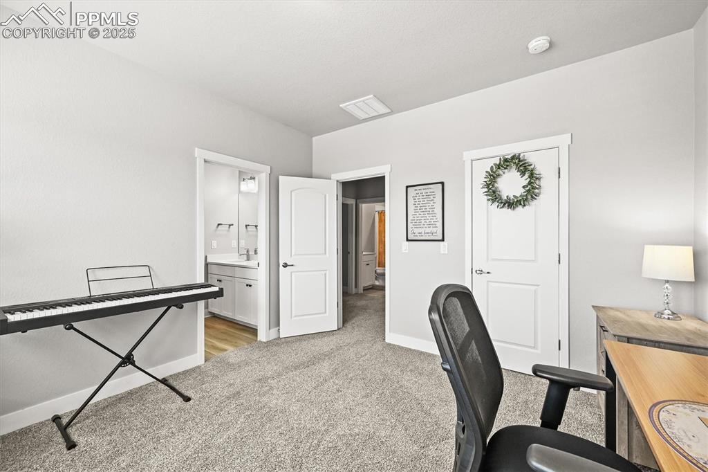 Image 46 of 47: Office
