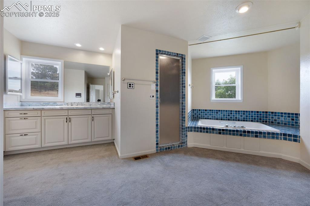 Image 20 of 46: Bathroom