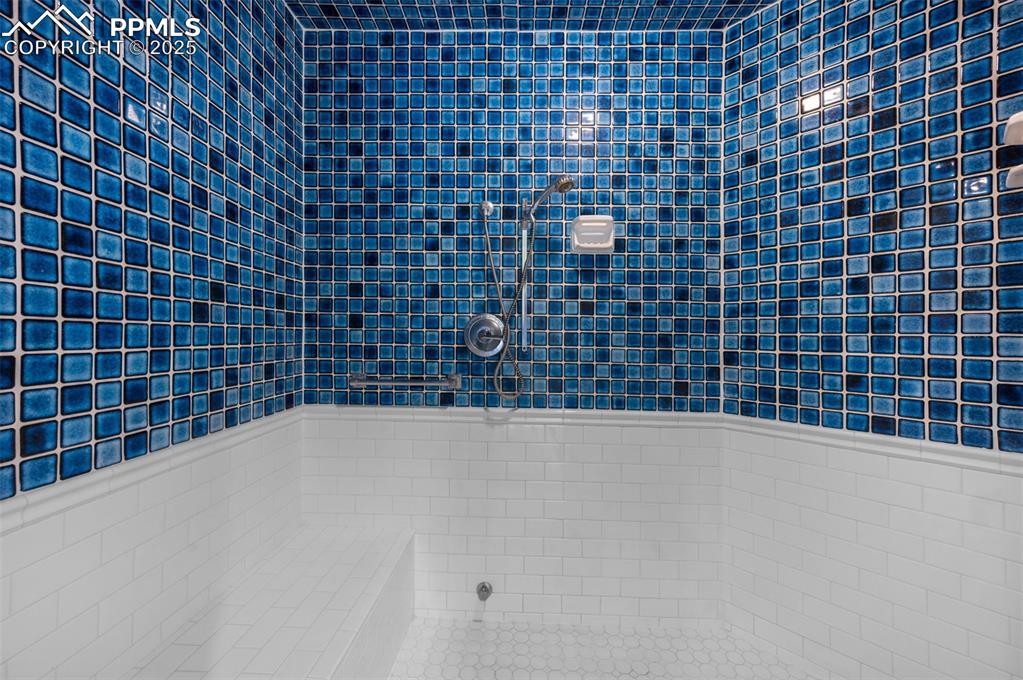 Image 21 of 46: Bathroom