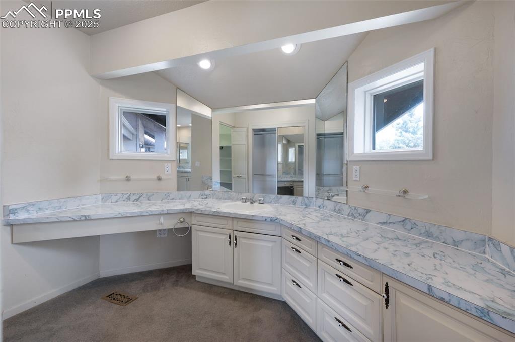 Image 22 of 46: Bathroom