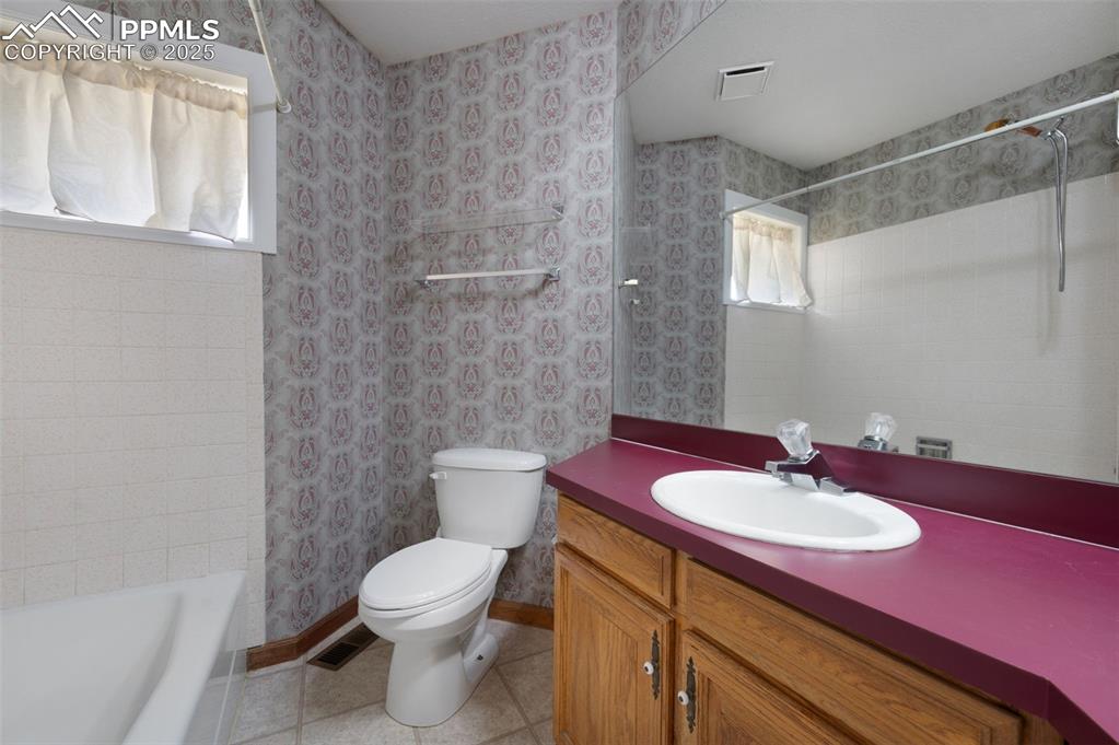 Image 25 of 46: Bathroom