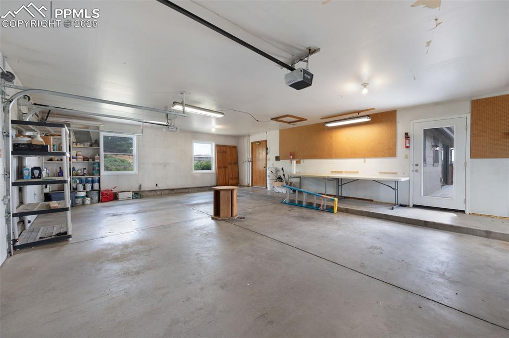 Image 26 of 46: Garage