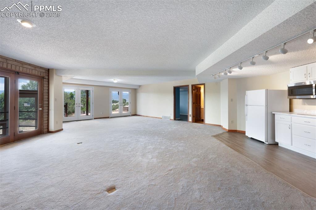 Image 27 of 46: Living Room