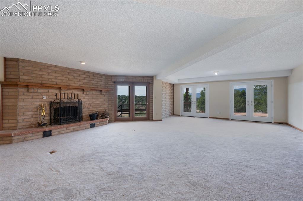 Image 28 of 46: Living Room