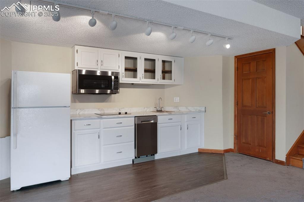 Image 29 of 46: Kitchen