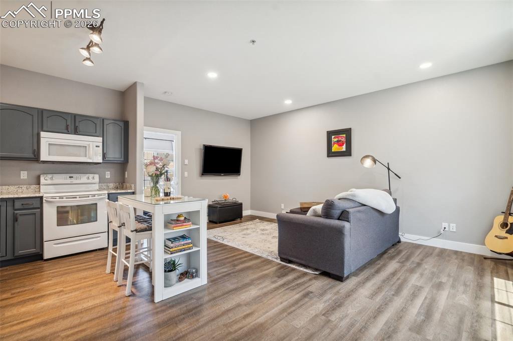 Image 32 of 50: Apartment Above Garage