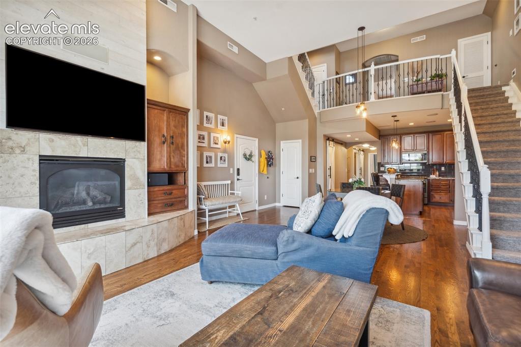 Image 9 of 50: Living Room