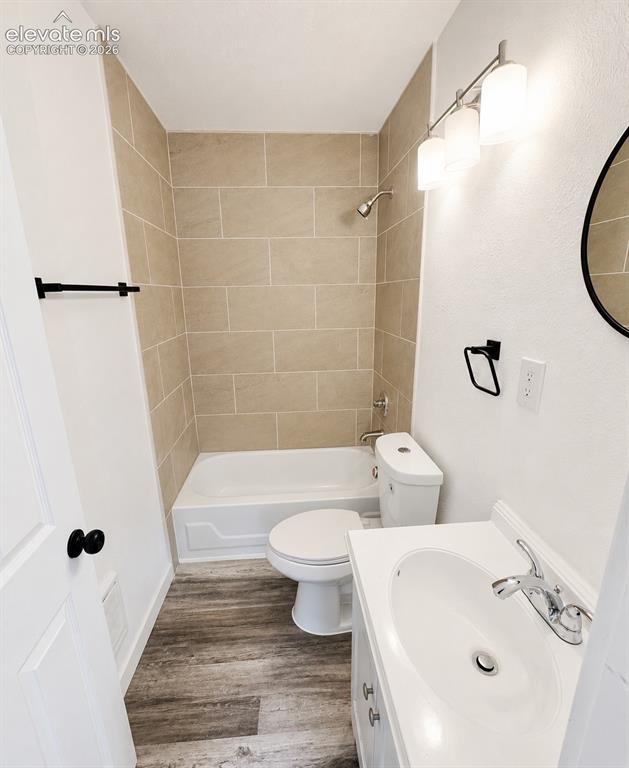 Image 5 of 13: Bathroom