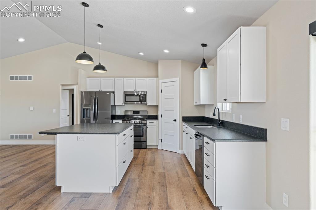 Image 10 of 50: Kitchen