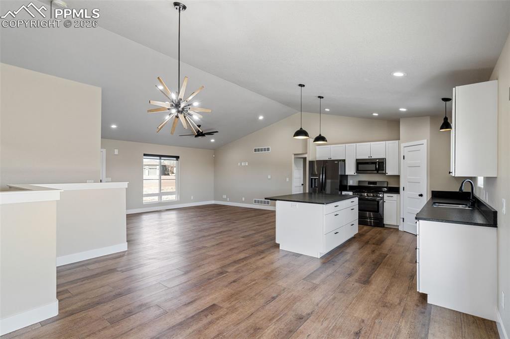 Image 11 of 50: Kitchen