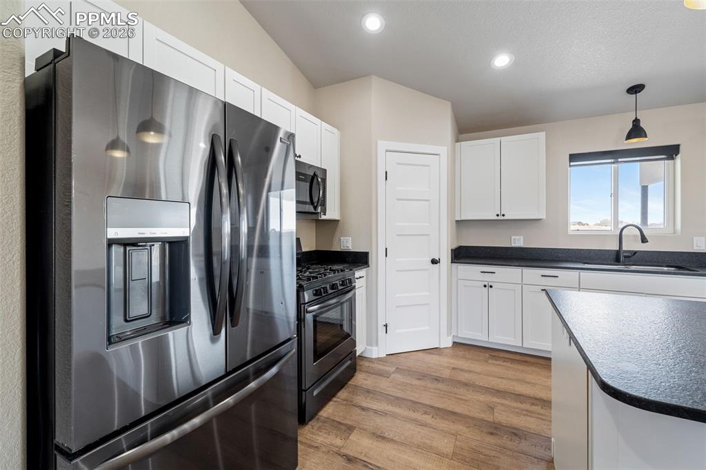 Image 14 of 50: Kitchen