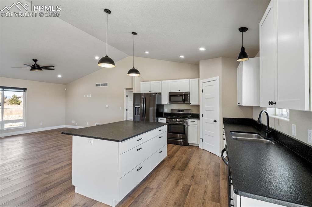 Image 15 of 50: Kitchen