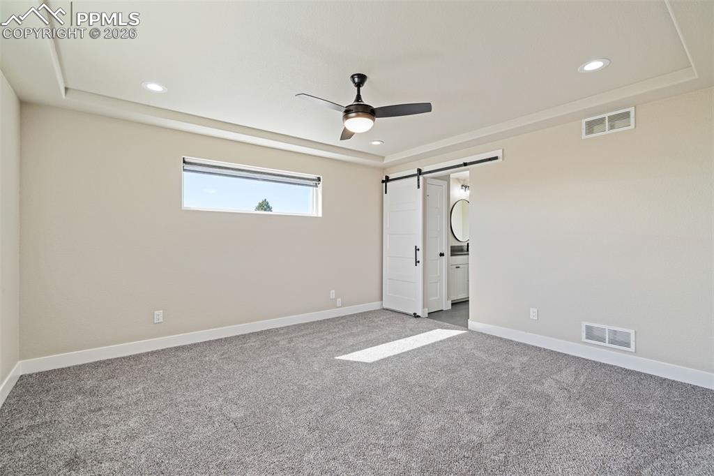 Image 18 of 50: Bedroom