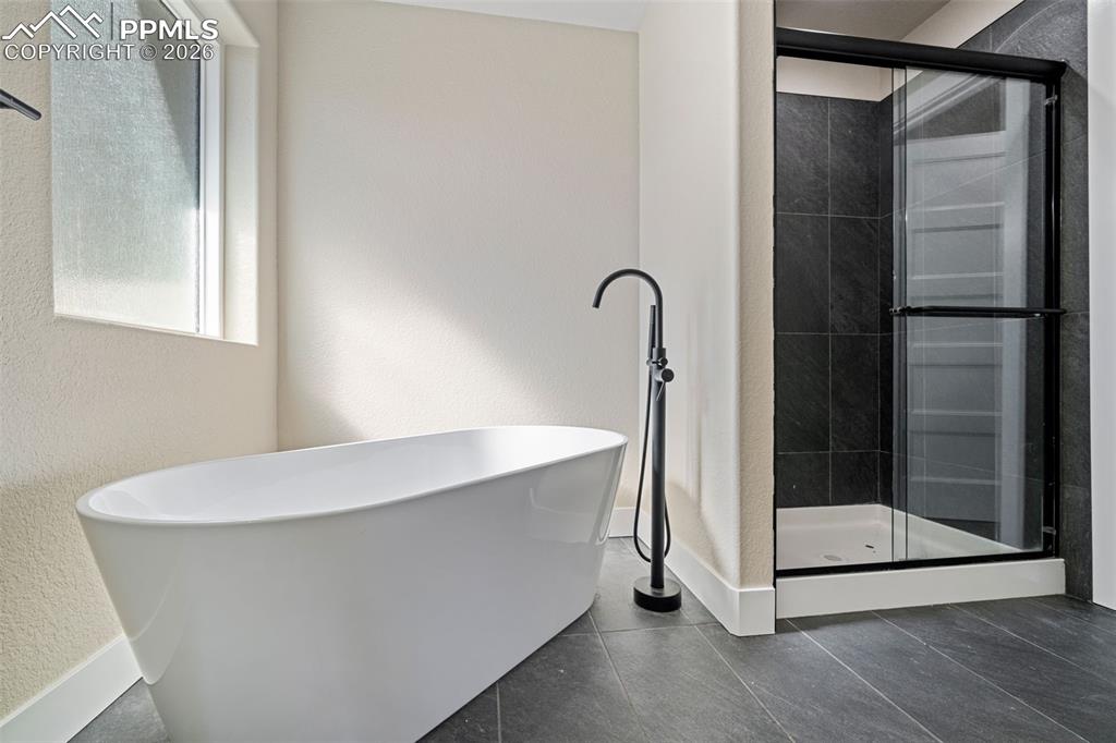 Image 23 of 50: Bathroom