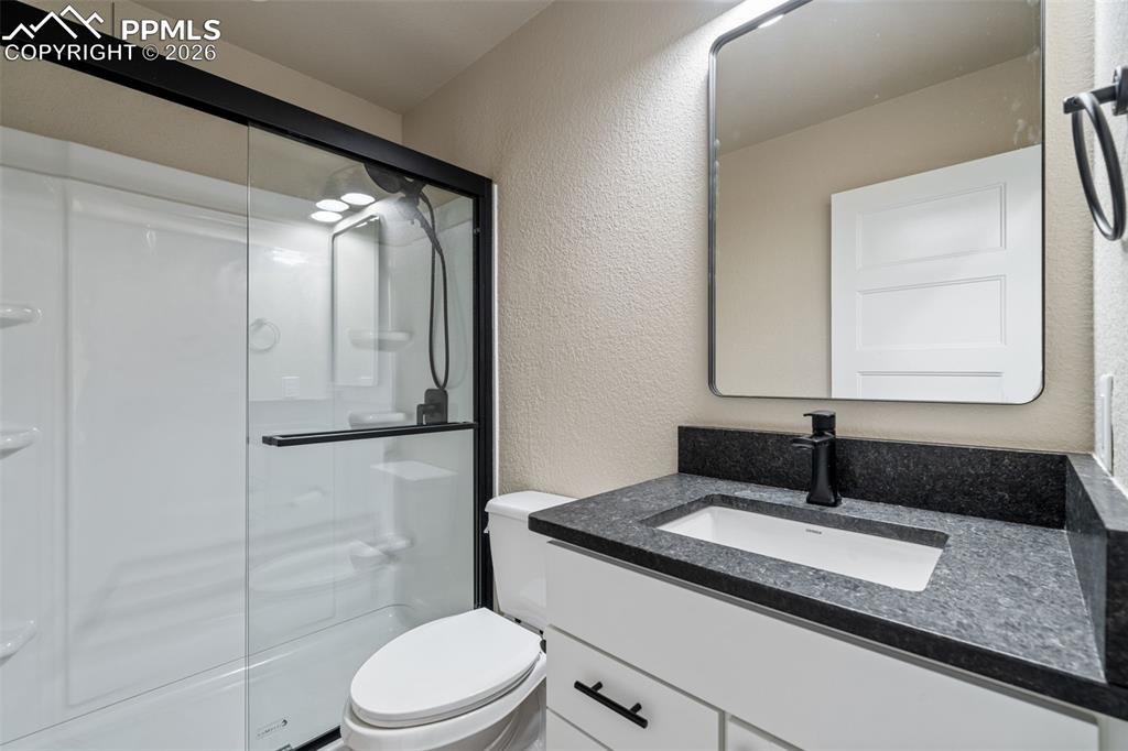 Image 28 of 50: Bathroom