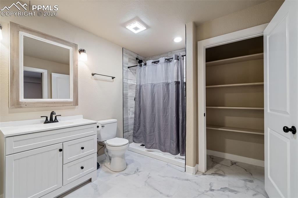 Image 40 of 50: Bathroom