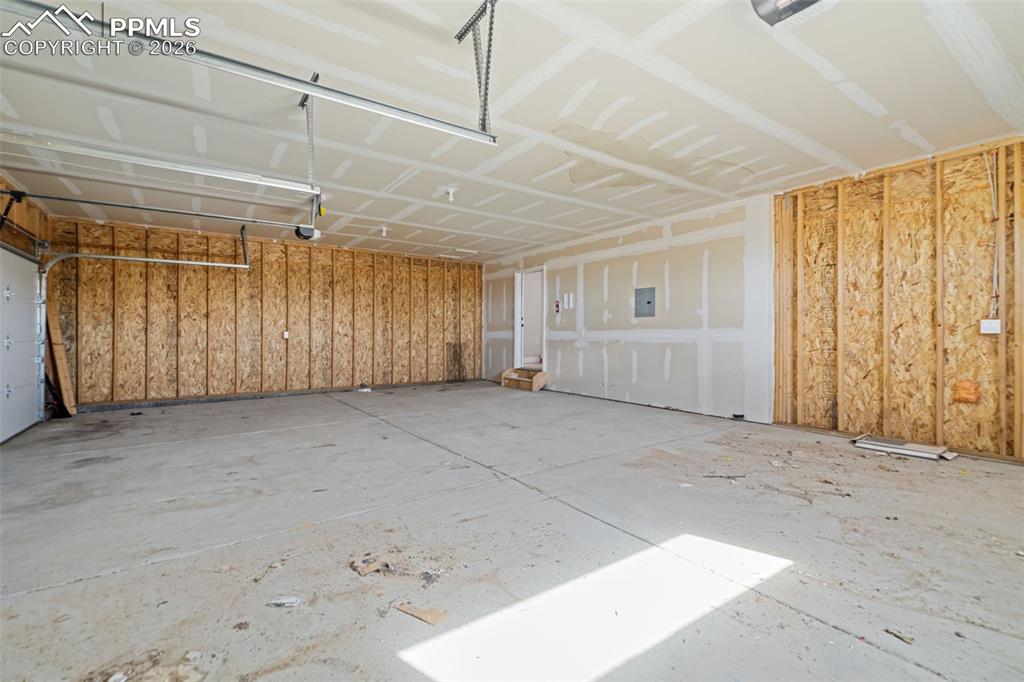 Image 45 of 50: Garage